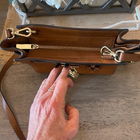 MICHAEL KORS Women's HAMILTON Small Travel Messenger, Crossbody BAG Suntan - Picture 9 of 13